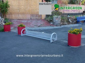 Portabici Ciclos, design di Alfredo Tasca e fioriera Aster, Metalco Design Department